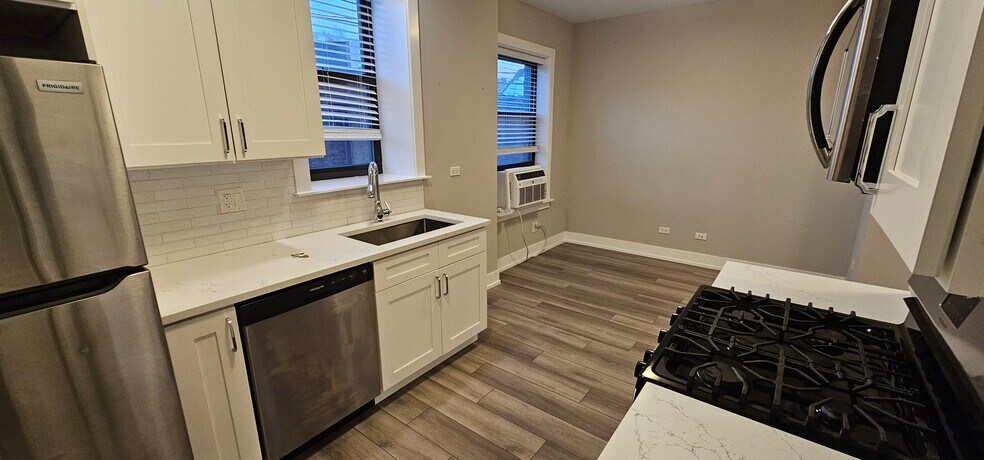 Building Photo - 3929 N Janssen Ave