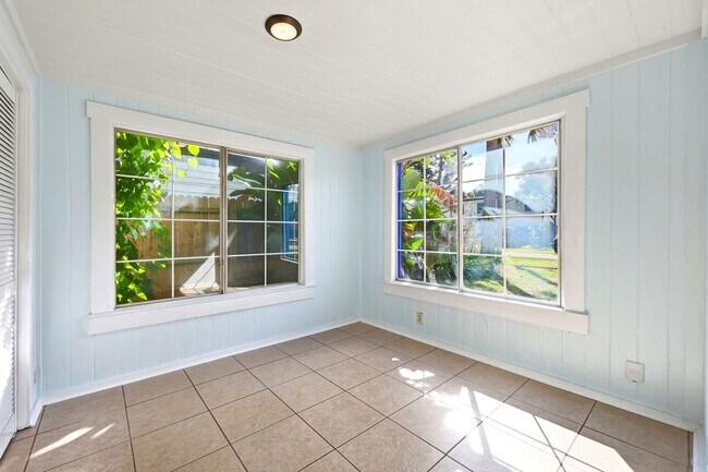 Building Photo - Neptune Beach Bungalow