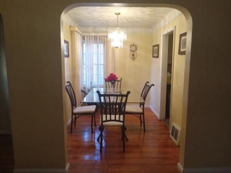 Formal Dining Room - 11742 Beaconsfield St