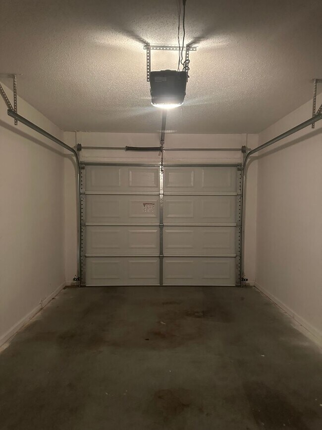Building Photo - Briarwood West!  End Unit!