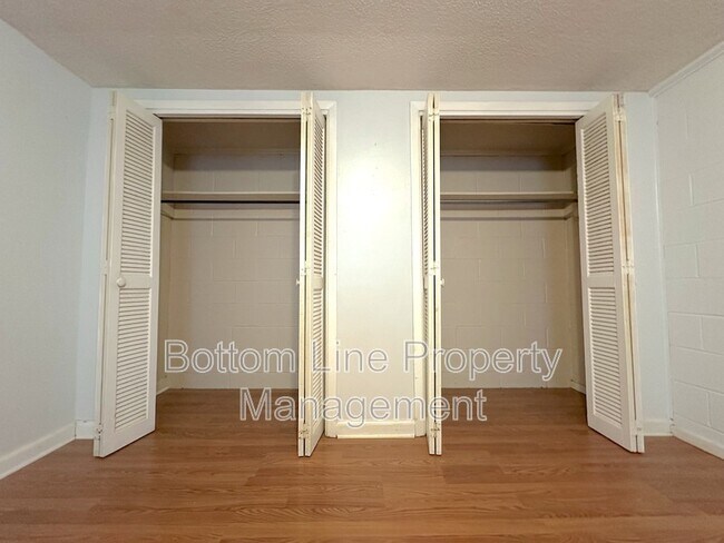Building Photo - 301 Vivian St