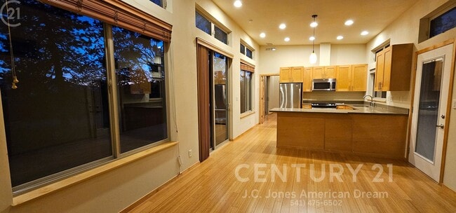 Building Photo - Spectacular Views in the Heart of Applegate Wine Country