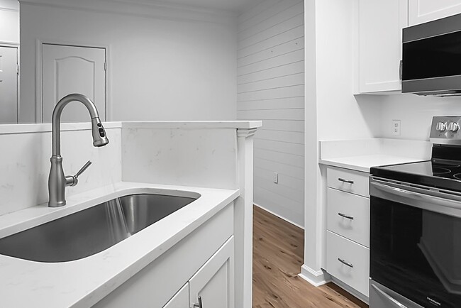 Building Photo - MOVE IN SPECIAL - 50% off First Month's Re...