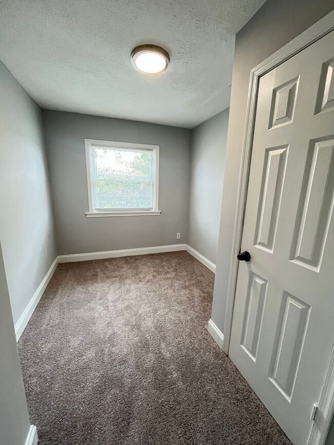 Building Photo - West Baltimore 4 Bedroom 1.5 Bathroom Town...