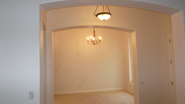 Building Photo - Excellent Elk Grove Location, Spacious 4 bedroom home with office, sitting parlor, and large kitchen