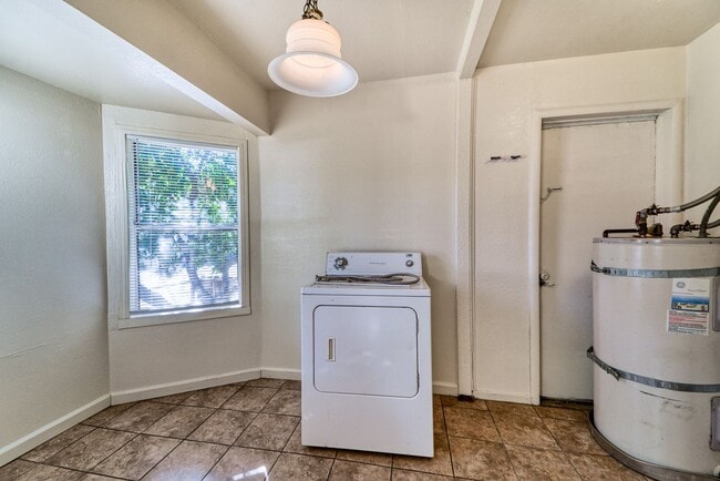 Building Photo - 1 bedroom 1 bath 900 sq ft home located in...