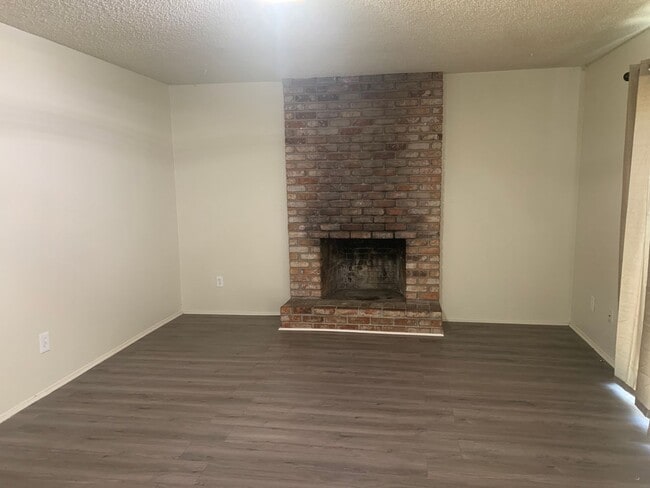 Building Photo - Rent Reduced-Won’t Last Long!!!