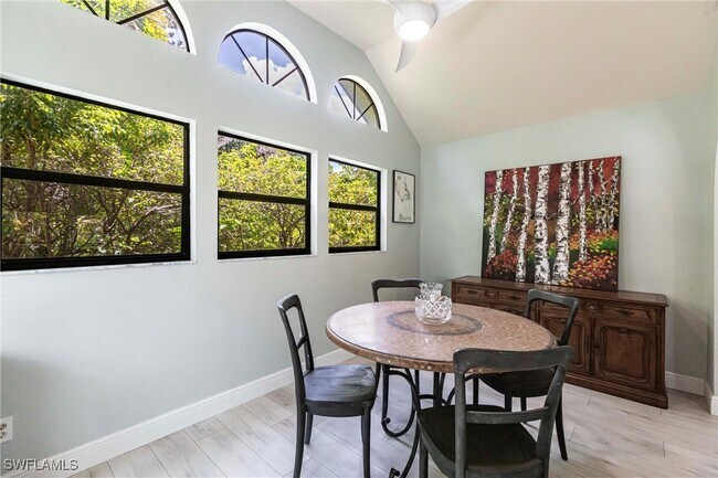 Building Photo - 1323 Solana Rd