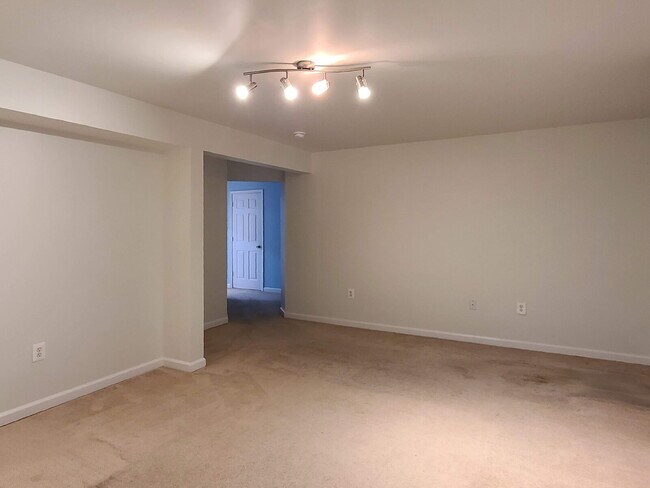 Building Photo - Gorgeous 6 BR Home, Convenient to Quantico & Commuting