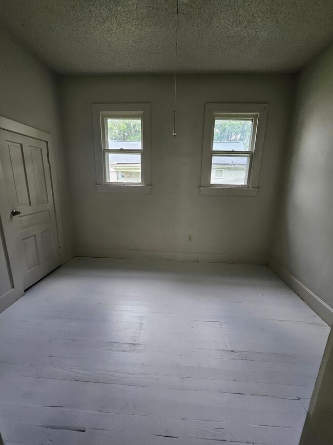 Building Photo - 4 bed 1 bath home