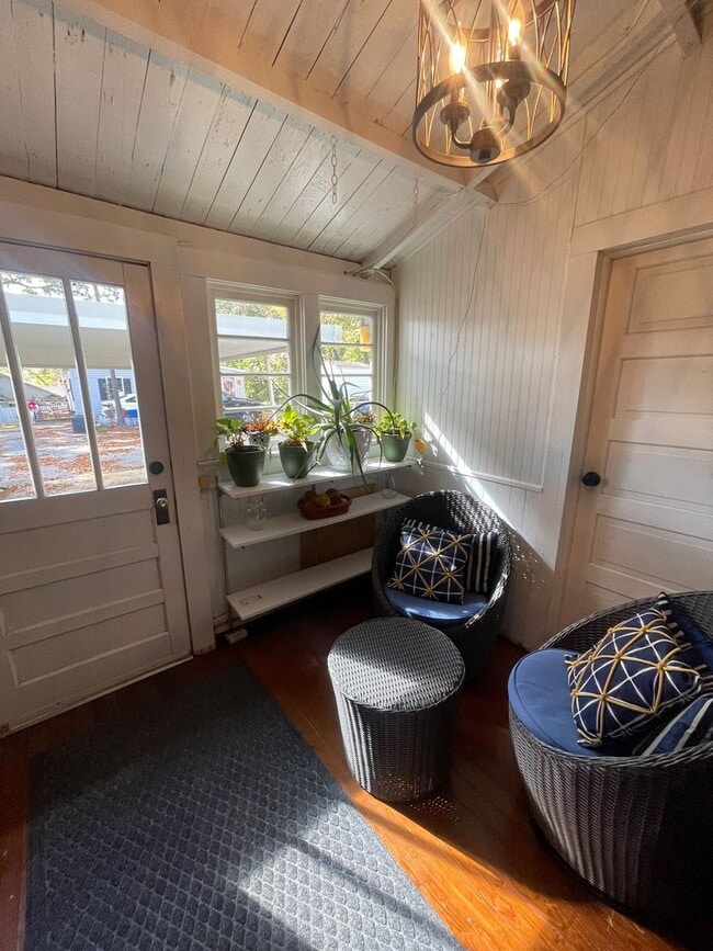 Building Photo - ?? COMING SOON ?? Charming 3 Bed / 1 Bath ...