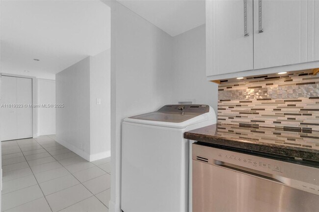 Building Photo - 1901 Brickell Ave
