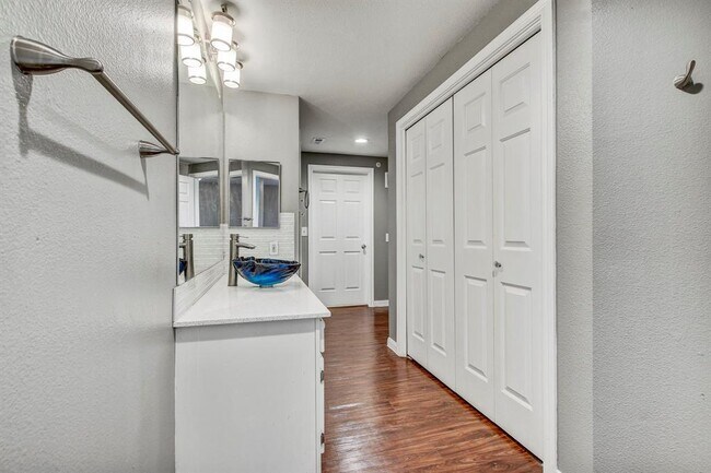 Building Photo - 2320 Gracy Farms Ln