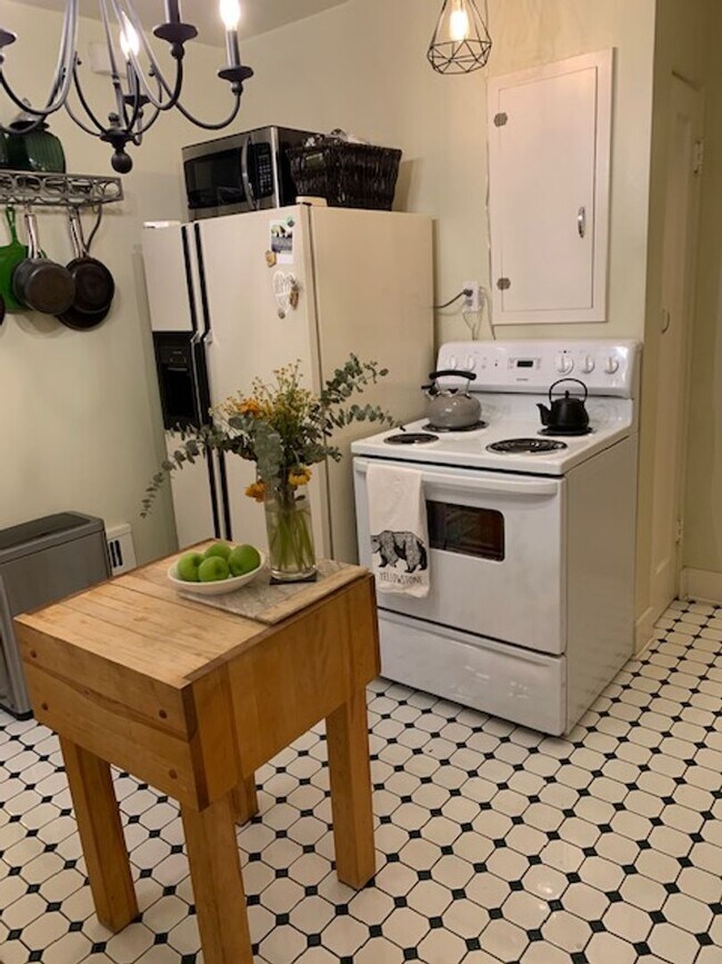 Building Photo - DUPLEX - NOSTALGIC - OLD SOUTHWEST - ON-SI...