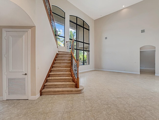 Building Photo - 10513 Versailles Blvd