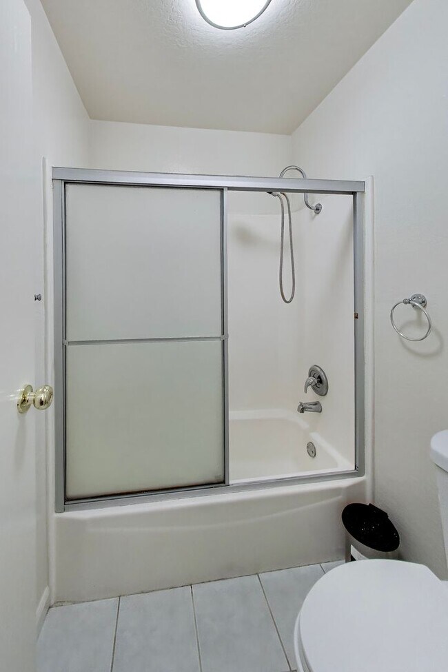 Building Photo - Beautiful 4-Bedroom, 2-Bathroom Daly City Home for Rent