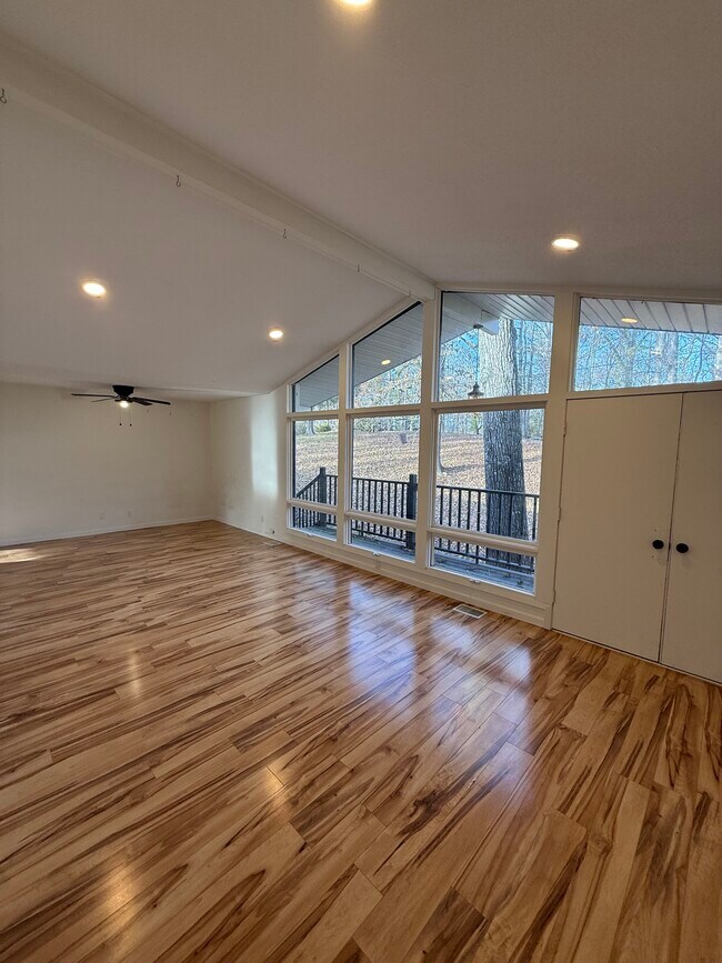 Building Photo - 323 Forrest Glen Rd