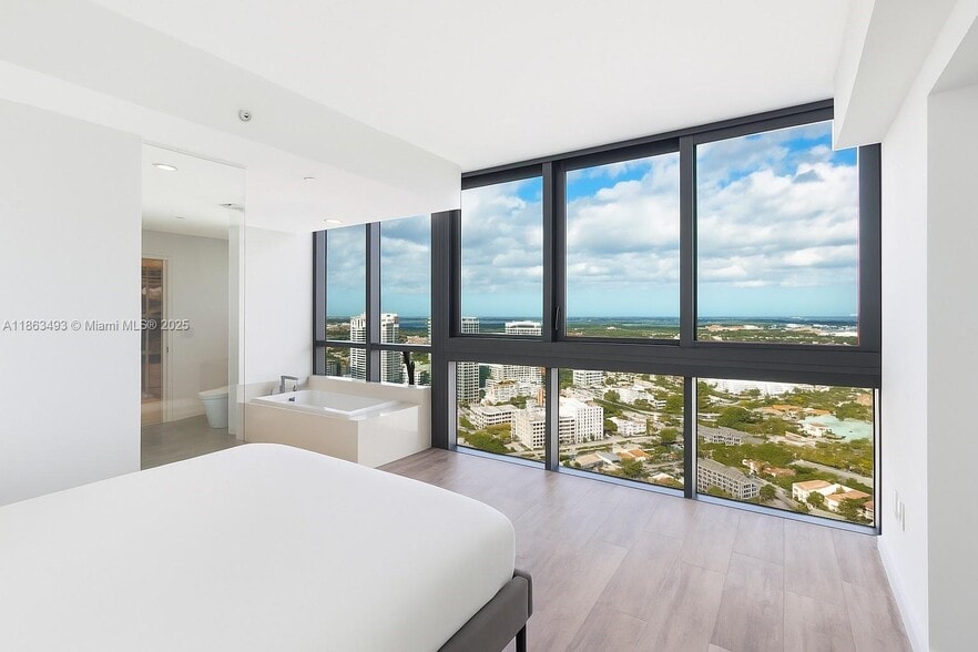 Building Photo - 650 NE 32nd St