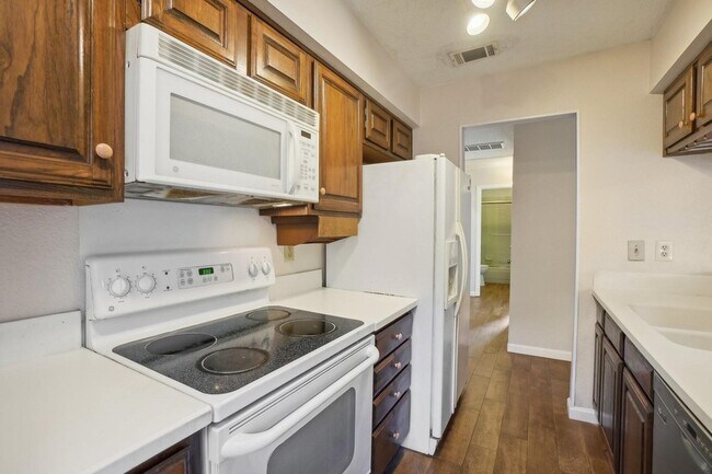 Building Photo - 1301 Memory Ln