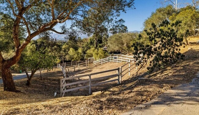 Building Photo - Classic Hope Ranch