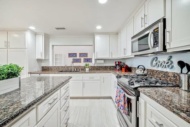 Building Photo - 1185 Tamarack Ave