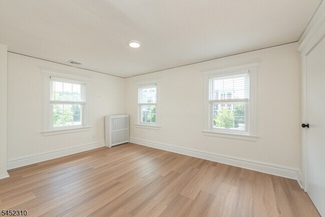 Building Photo - 160 Bloomfield Ave