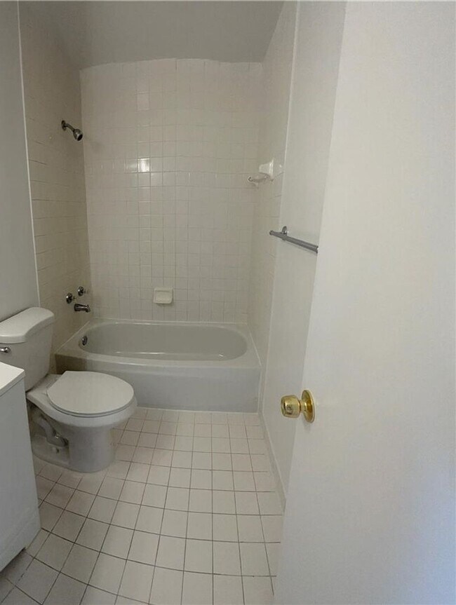 Building Photo - 6225 SW Kendale Lakes Cir