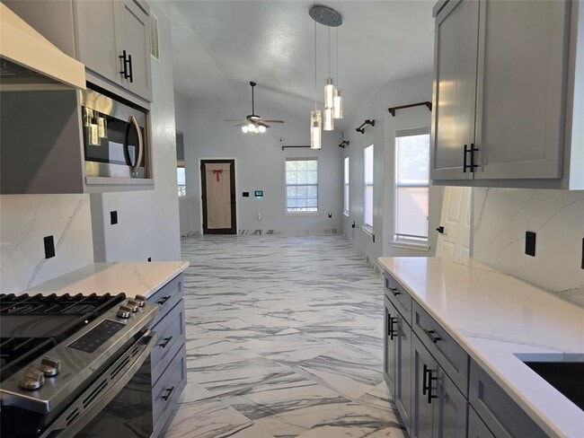 Building Photo - 7013 Marejada Dr