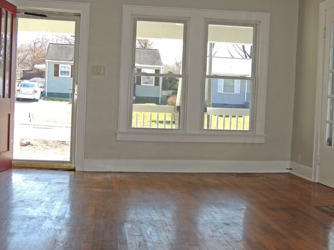 Building Photo - Two bedroom, one bath home is South Knoxville