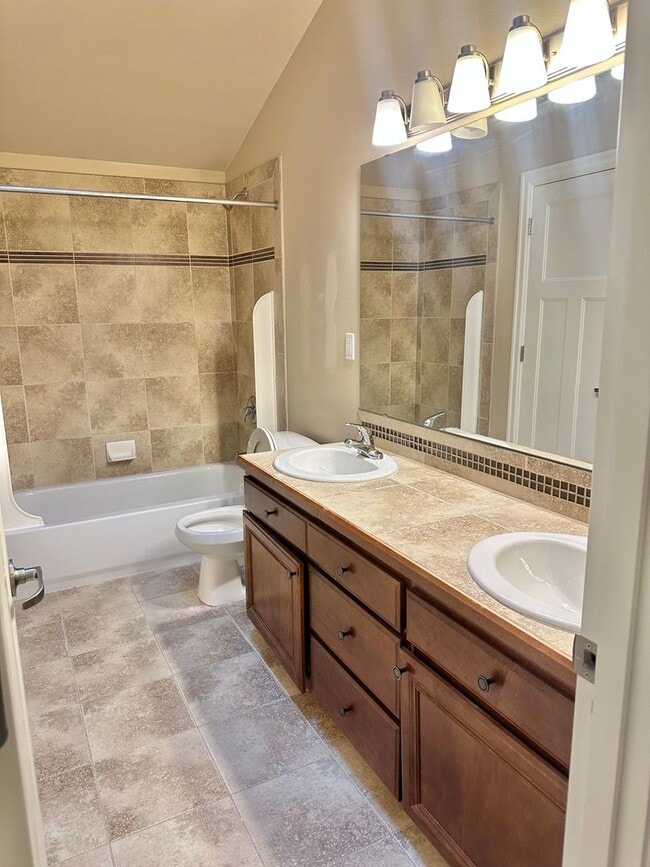 Building Photo - Beautiful 3 bed/2.5 bath townhome in North...