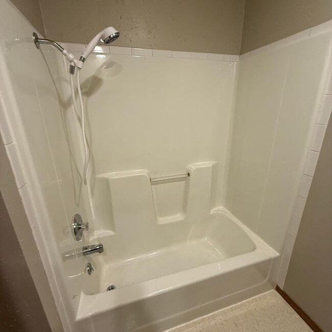 Building Photo - Beautiful 2 Bedroom Bathroom Patio Home Available NOW!