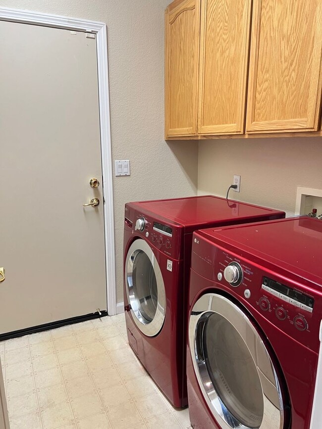 Building Photo - Four Bedroom Two Bathroom Home in Folsom