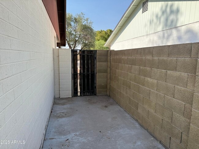 Building Photo - 2105 E Colgate Dr