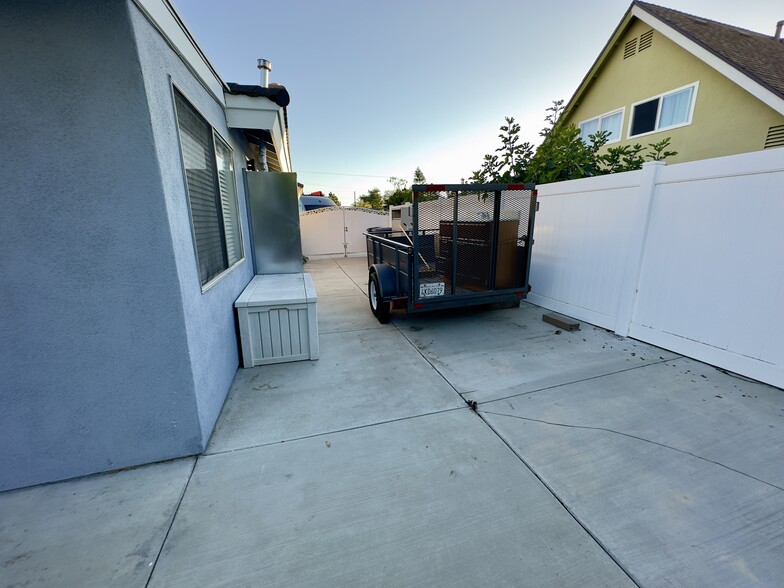 Full size RV parking - 24171 Laulhere Plz