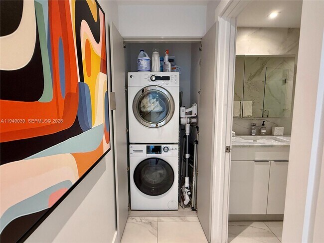 Building Photo - 225 Collins Ave