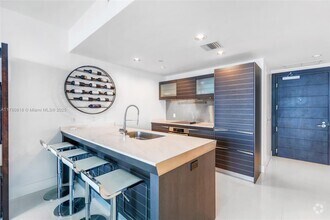 Building Photo - 200 Biscayne Blvd Way