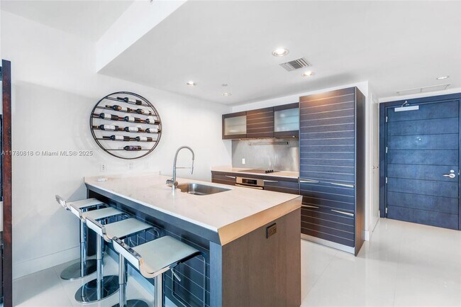 Primary Photo - 200 Biscayne Blvd Way