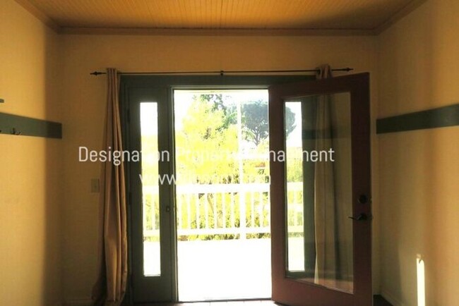 Building Photo - Whimsical 3 BR 2 BA Altadena Hills