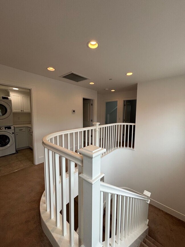 Building Photo - Pet Friendly 4 bed 3.5 bath home *AVAILABL...