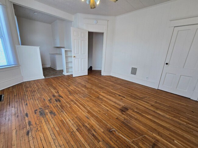 Building Photo - 1007 N Mason St