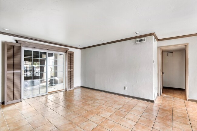 Building Photo - 2744 Briarhurst Dr