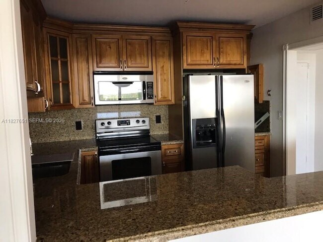 Building Photo - 2500 Parkview Dr