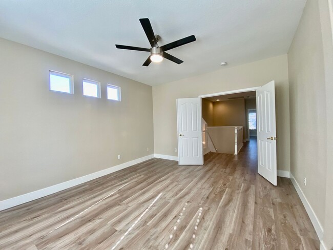 Building Photo - NEWLY RENOVATED, VERY CLEAN 5 BED, 3 BATH,...