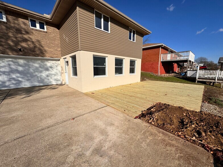 Parking and Deck - 639 Scenery Dr