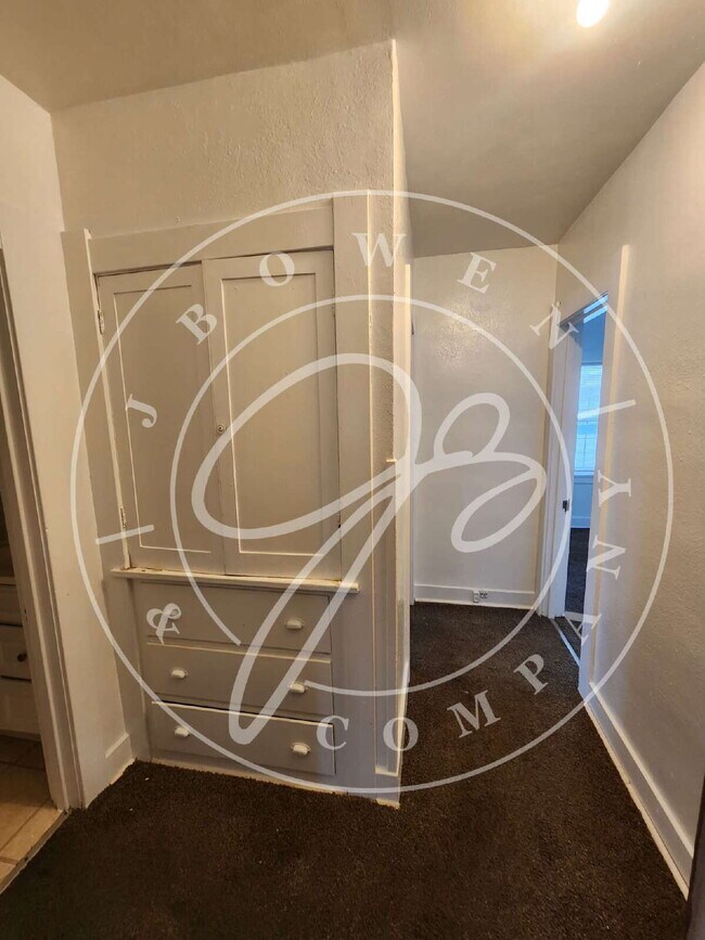 Building Photo - 3 bed 1 bath lower duplex with so much space!