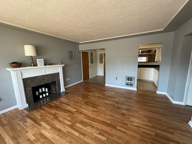 Building Photo - Very Clean 3 Bedroom 1 Bath Home With Cent...
