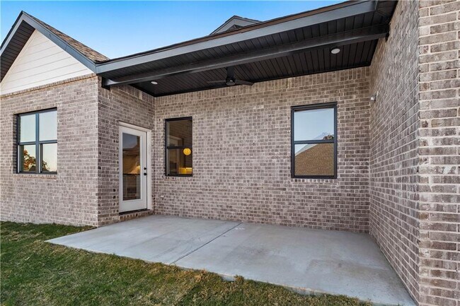 Building Photo - 1810 Peacock Rd