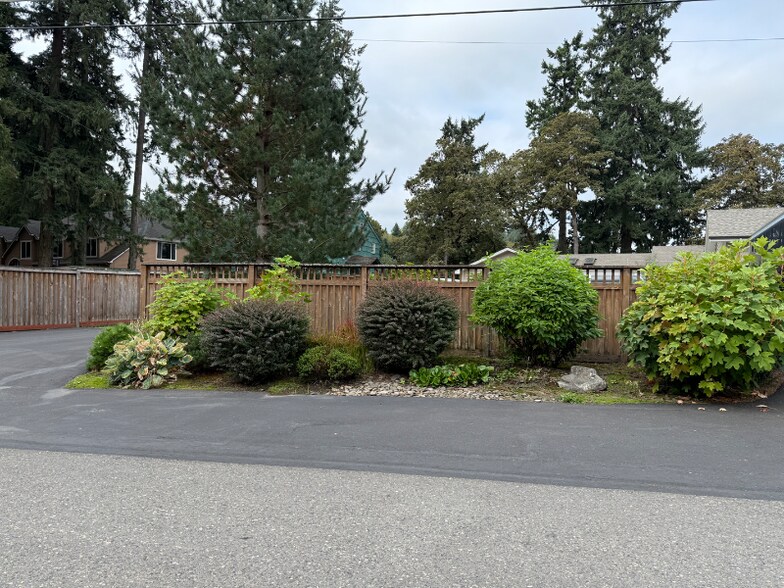 Building Photo - 15515 SE River Forest Dr
