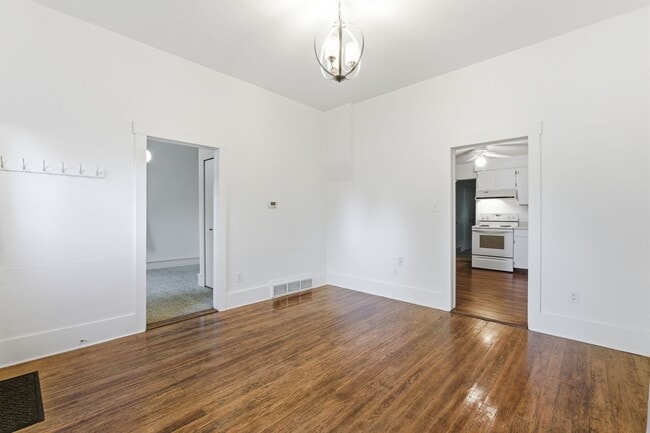 Building Photo - Charming house for rent, with laundry machines included and fenced yard.