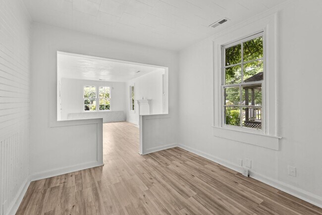 Building Photo - Spacious beautiful 4-bedroom 2 bath home